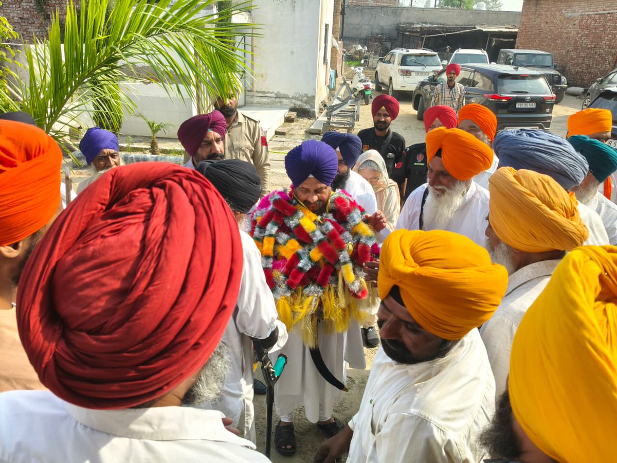 J_Harpreetsingh's tweet image. ਅੱਜ ਵਰਕਿੰਗ ਕਮੇਟੀ ਮੈਂਬਰ ਸ. ਦਲਜੀਤ ਸਿੰਘ ਅਮਰਕੋਟ ਦੇ ਨਿਵਾਸ ਸਥਾਨ ਤੇ ਪਾਰਟੀ ਵਰਕਰਾਂ ਨਾਲ ਪੰਜਾਬ ਅਤੇ ਪੰਥ ਨਾਲ ਸੰਬੰਧਿਤ ਮਹੱਤਵਪੂਰਨ ਮੁੱਦਿਆਂ 'ਤੇ ਚਰਚਾ ਕਰਨ ਦਾ ਮੌਕਾ ਮਿਲਿਆ। ਵਰਕਰਾਂ ਨਾਲ ਰੂਬਰੂ ਗੱਲਬਾਤ ਕਰਦਿਆਂ ਉਨ੍ਹਾਂ ਦੇ ਜਜ਼ਬੇ ਅਤੇ ਤਨਦੇਹੀ ਨੂੰ ਵੇਖ ਕੇ ਖੁਸ਼ੀ ਹੋਈ। ਵੱਡੀ ਗਿਣਤੀ ਵਿੱਚ ਹਾਜ਼ਰ ਵਰਕਰਾਂ ਨੇ ਪਾਰਟੀ ਨੂੰ ਹੋਰ…
