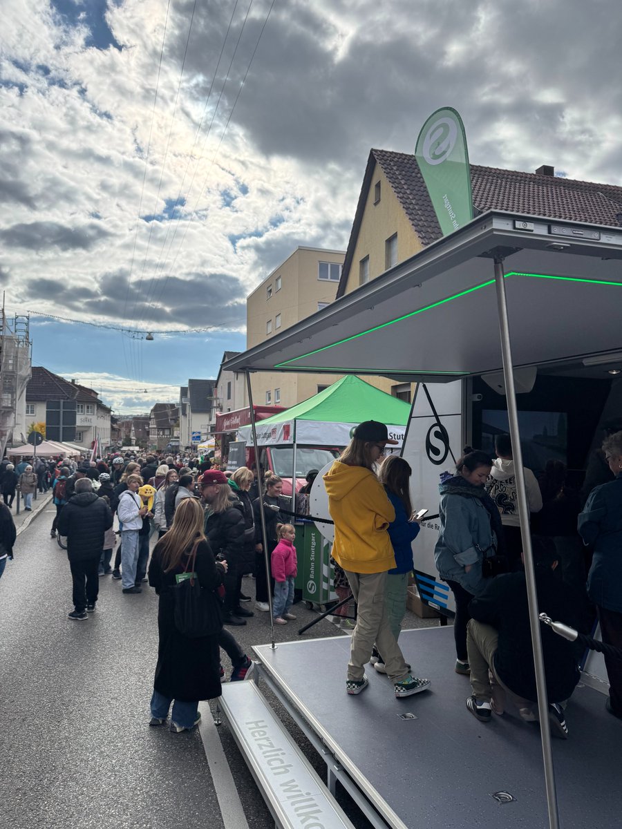 SBahn_Stuttgart's tweet photo. Kommt vorbei! Heute und morgen sind wir mit dem #Infomobil auf dem 47. #Krautfest in #Echterdingen
Besucht uns an unserem Stand und erlebt ein abwechslungsreiches Programm:
ℹ️ https://t.co/XZADBnfSLN
#filderkrautfest #krauthocketse #tradition #genuss
https://t.co/HpLx8fx9Nv https://t.co/EvpRoC6GOI