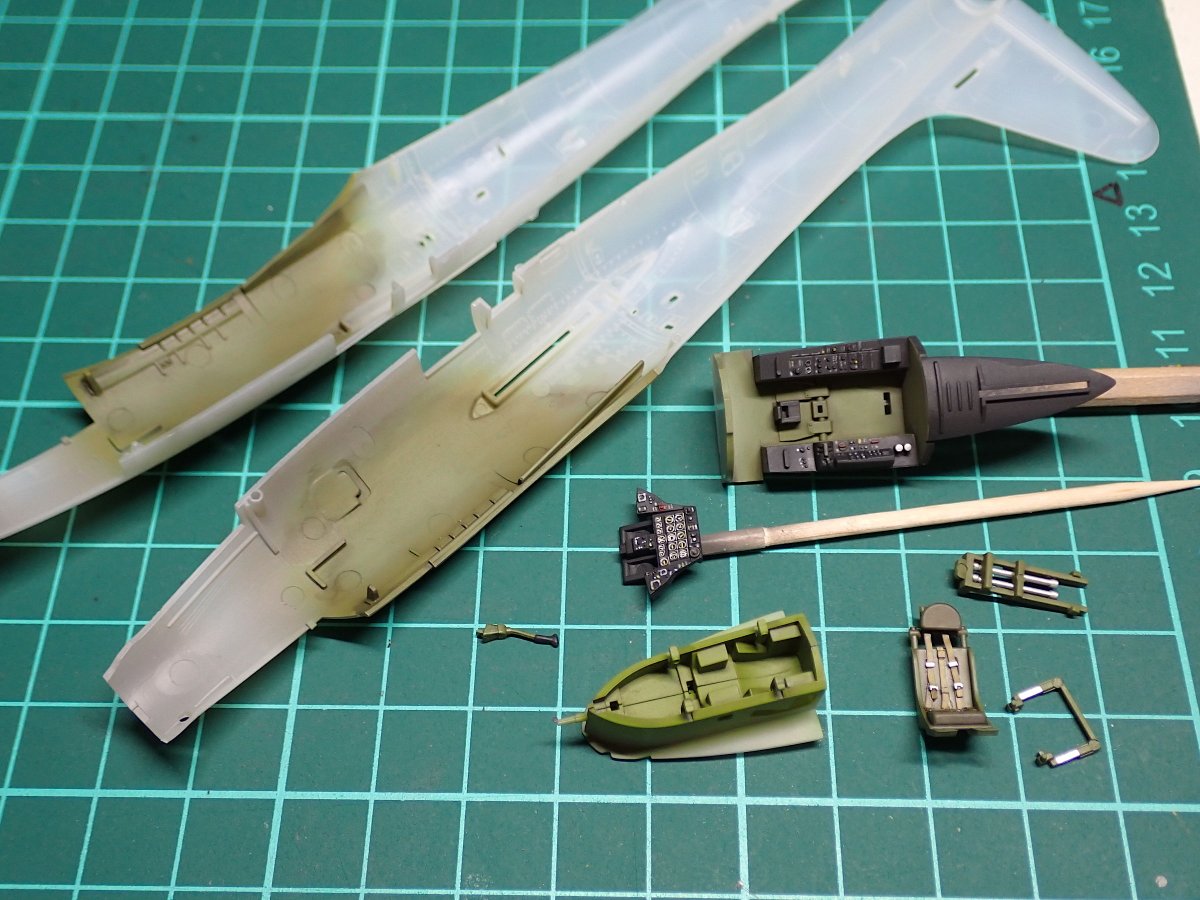 gorimodeler's tweet photo. まずは機体左右パーツの貼り合わせが第一目標。
グレーとブラックで下地を塗り、コックピット周りを塗り分けました。
#軍団26カミナリ祭
#タミヤ
#F84G
#72lab https://t.co/49z23Gw5zG