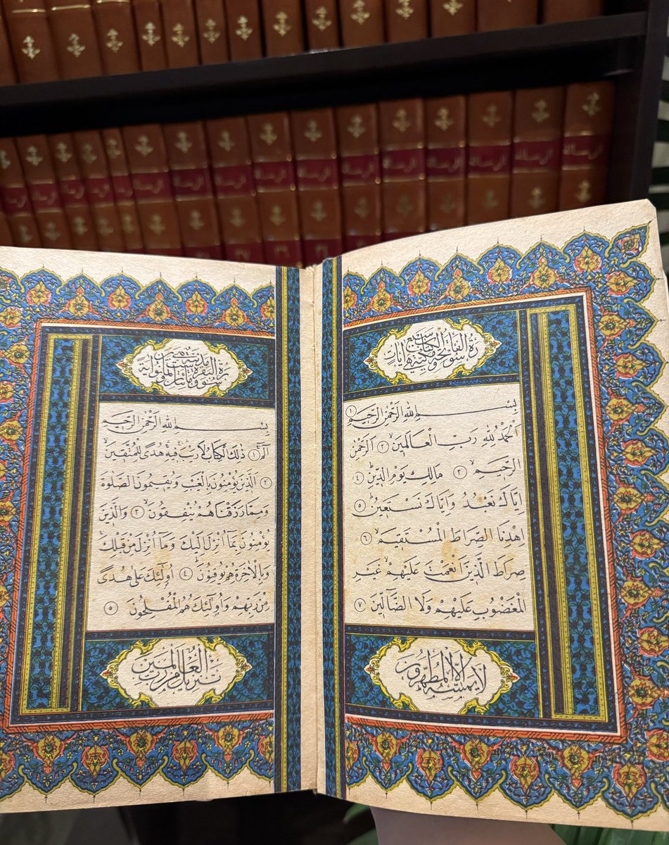 Intellect_n_'s tweet image. التدبر في مصحفي هو الطريق الذي أخذ بمجامع قلبي مرارا، وفتح لي في الفهم منافذ لا يقربها انغلاق، وفيها أسرار لا يعلوها نفاد، كلما فرغت من سورة ظننت أني أتممتها، فإذا بظلها يسابقني إلى لاحقتها، ورابط خفي تنبت خيوطه من الختام عود للبدء، وكأن القرآن كله نفس واحد، لا تنفصم فيه الجملة…