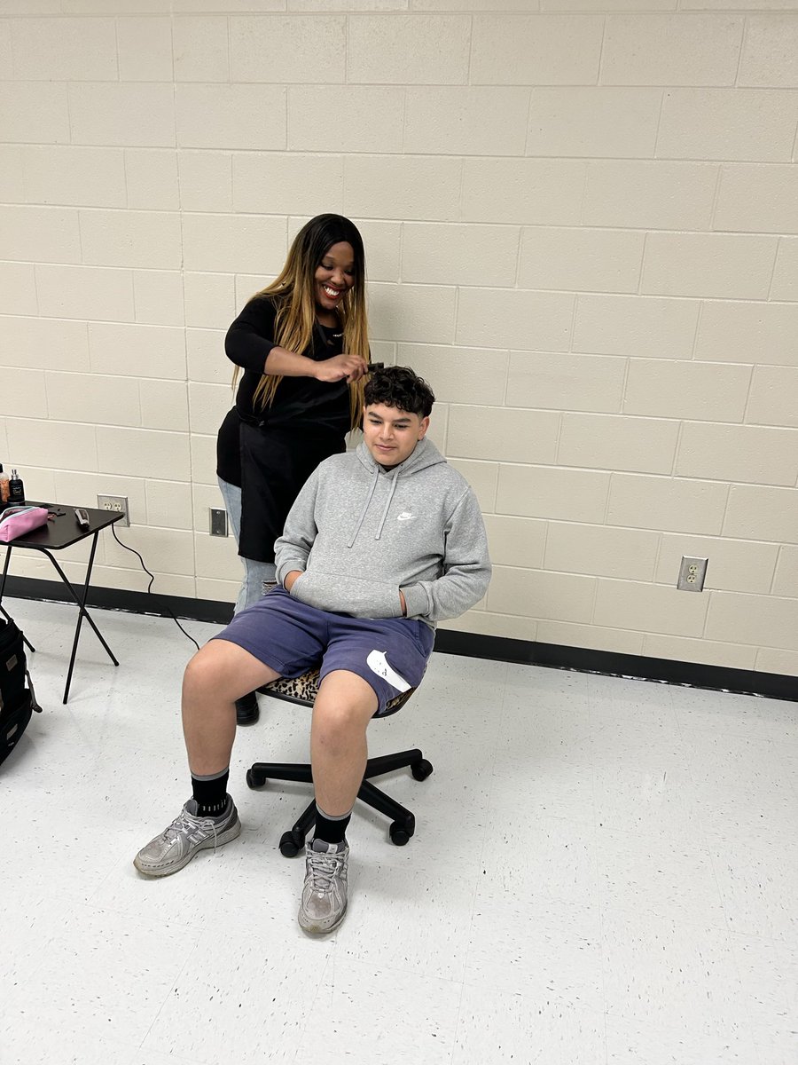 DeanYoder3's tweet image. Not only did we throw the community event of the year last night-this morning we provided 100+ family members with free food, diapers, clothing…etc, and even haircuts for students. Bo may know football, but Pearson knows Community.@CobbSchools @PearsonMiddle