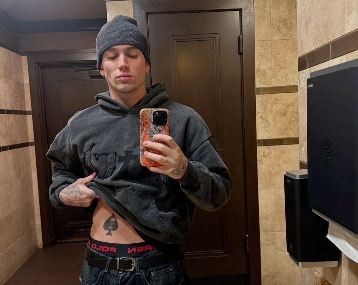 riverocode's tweet image. az önce arkadasımla cok ciddi bir sekilde tartıstık ve konu vinnie hacker hangi takımlı olurdu bence kesin bjkli olurdu herifte jkli lavuk yakısıklılıgı var