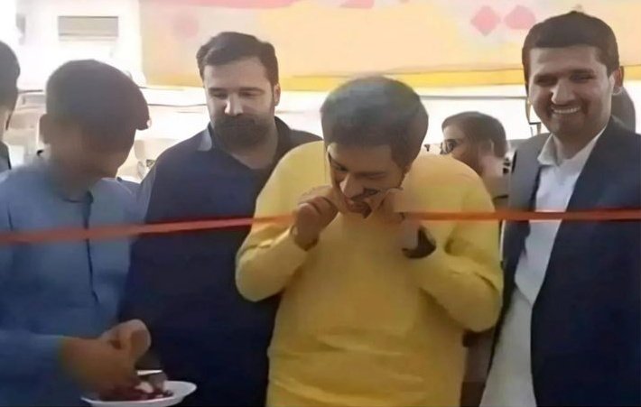 KhurafatiAarohi's tweet image. Dental clinic inauguration be like