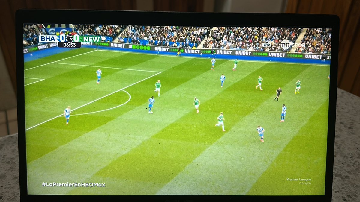 ZeGustavopfx's tweet photo. #LaPremierEnHBOMax desde temprano viendo a mi Brighton. Este año nos metemos a Champions 
#Seagulls #Brighton https://t.co/CapTqrDsUN