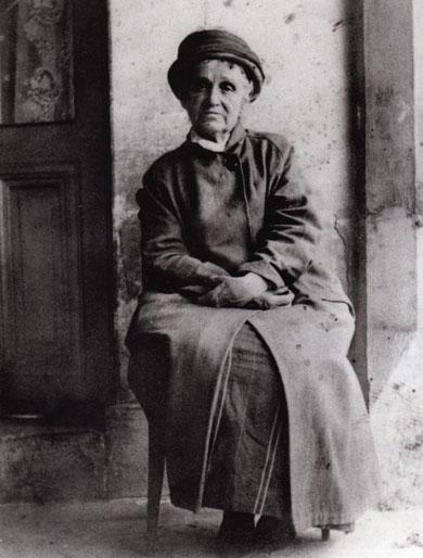 #Lesculpteurdujour
"Je réclame la liberté à grands cris."
 (Lettre à Paul Claudel, mars 1927).

19 octobre 1943, Camille Claudel s’éteint de famine à 78 ans, après 30 ans d’internement psychiatrique forcé.

Elle est inhumée dans une fosse commune, oubliée de tous.
#humanité