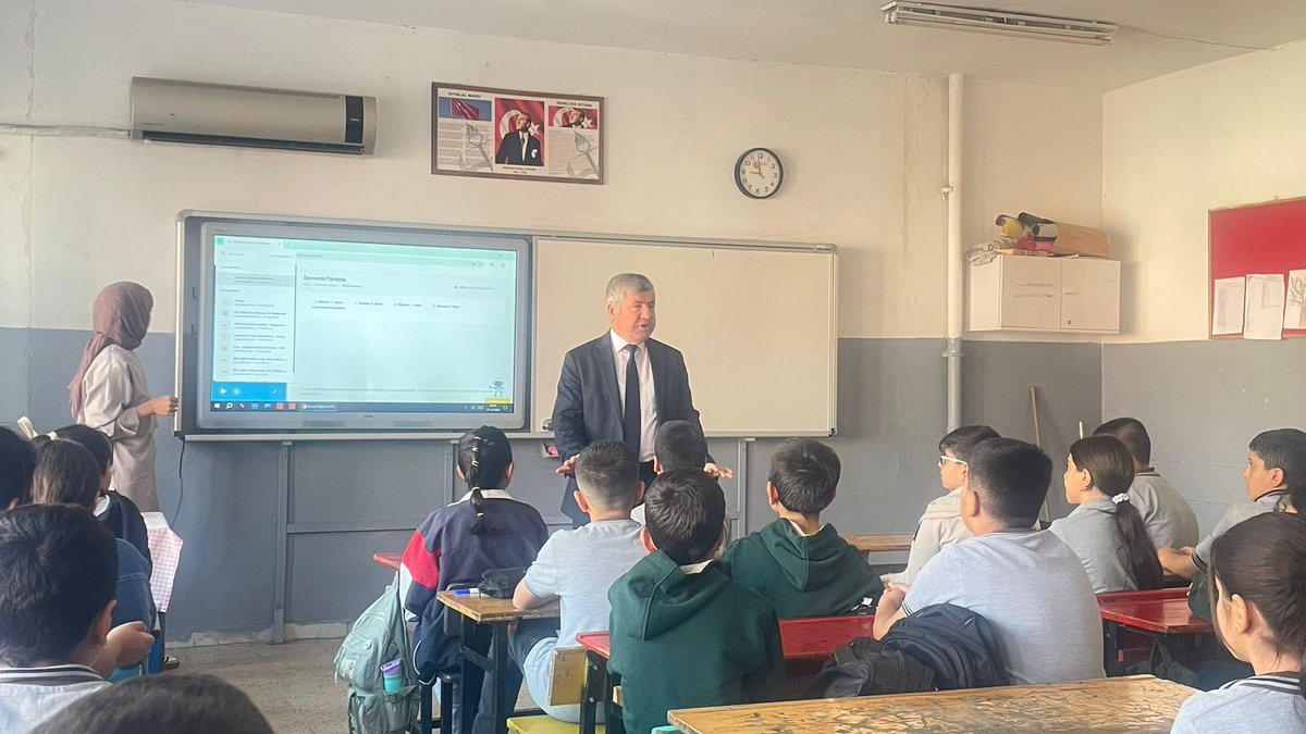 HaliliyeMem's tweet photo. İlçe Milli Eğitim Müdürümüz Mehmet VURAL,MEBİ kullanımını teşvik etmek ve kullanımlarla ilgili dönüt almak amacı ile Yenişehir Ortaokulu’na ziyarette bulundu.
İlçe Müdürümüz ziyareti esnasında öğrencilerin MEBİ ile ilgili görüşlerini de dinledi
@tcmeb
@UrfaValiligi
@mserkansahin https://t.co/Srdnu5CCNO