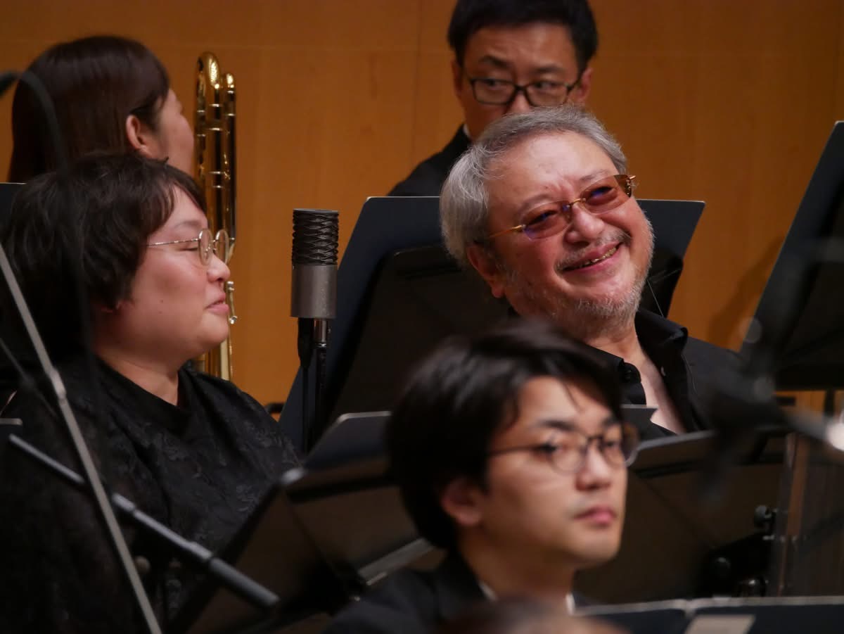 YoichiMurata's tweet image. オケの皆様がとても協力的で非常にありがたかったです。客席に向かってトロンボーンを吹いている時やリズムセクションとアイコンタクトしている時は通常運転ですが慣れぬ指揮をするときの私の不安と言ったら‥。しかしオケの方を向くとオケの方々が穏やかな表情をされてるのにどれだ救われたことか。