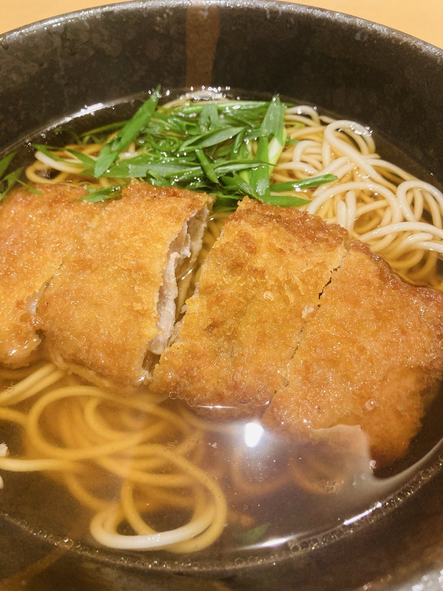 昨日の大阪ジュウザ、今夜の神戸ブラシス、とお越しくださいました皆さん、どうもありがとうございました！
明日は北の酒場ーズ最後のライブ、岡山キングダムです。
10連目のライブ、一生懸命唄います！

ライブ中の写メが何にもないので今日神戸で食べたトンカツ蕎麦を。
美味かった！