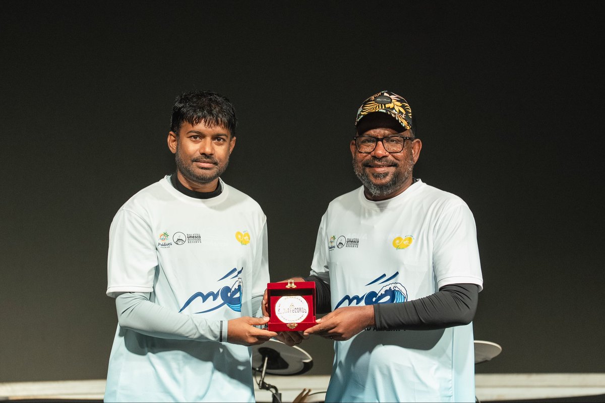 visitmaldivesco's tweet image. Visit Maldives Corporation proudly presented the Book of Records certificate, commemorative plaque, and coin to the Baa Atoll Council, celebrating the historic achievement of the Baani Event 2025. 🏅

#VisitMaldives #BaaniEvent2025 #BookOfRecords #BetterInBaa #OceanPride