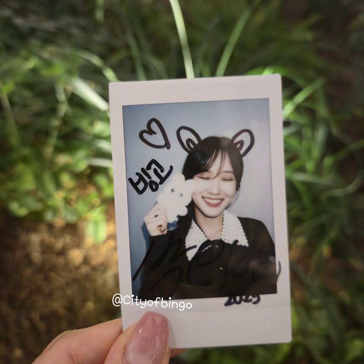 제 첫 싸폴에게 
✨️무조건적인 칭찬✨️ 부탁드립니다❤️‍🔥

사랑스런 토끼가 무려 둘이나 있구요✌️🐰🐰
눈 감은 토끼랑 희번뜩한 토끼를 같이 볼 수 있어요😆😃
그리고 이렇게 토끼 귀랑 하트도 그려주셨어요🩷💚
너무 귀엽고 사랑스럽죠? 감사합니다🥰
#박은빈 #ParkEunBin #포토이즘x박은빈 #비닝