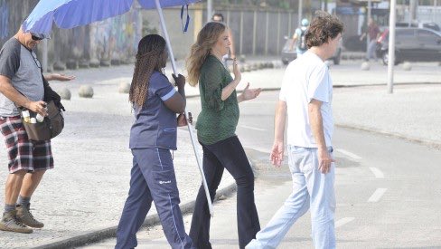 ThiagoResiste's tweet image. ATENÇÃO!! Aqui vemos a feminista Angélica mostrando que tem mulheres negras em sua volta!