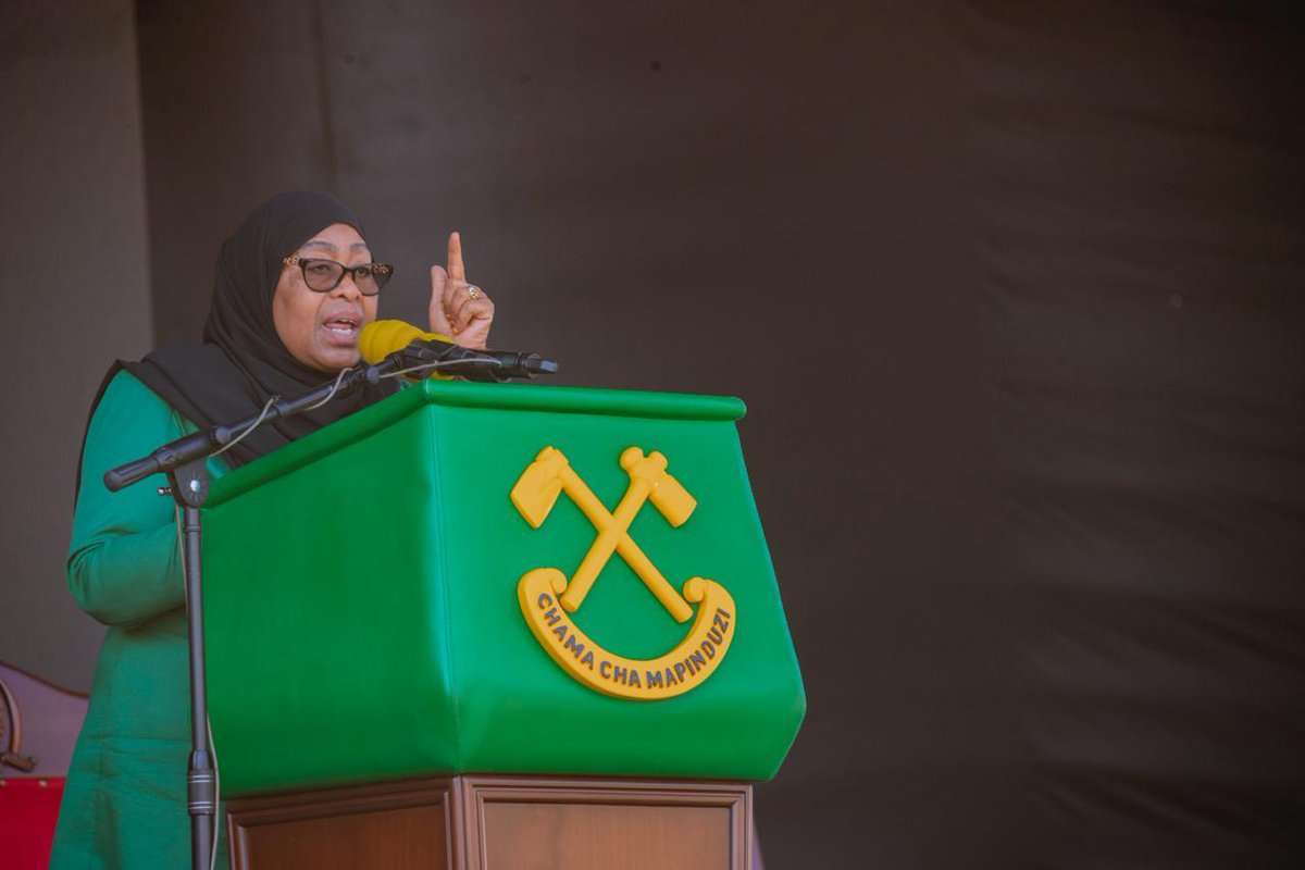 SAMIAUSHINDI's tweet photo. Mgombea wa nafasi ya Rais wa Jamhuri ya Muungano wa Tanzania na Mwenyekiti wa CCM Dkt. Samia Suluhu Hassan akizungumza na wananchi katika muendelezo wa Kampeni, mkoani Katavi tarehe 18 Oktoba, 2025.
#HaijapataKutokea #KaziNaUtu2025 #DiraYaSamia #SamiaHadi2030 https://t.co/MM1yDBan08