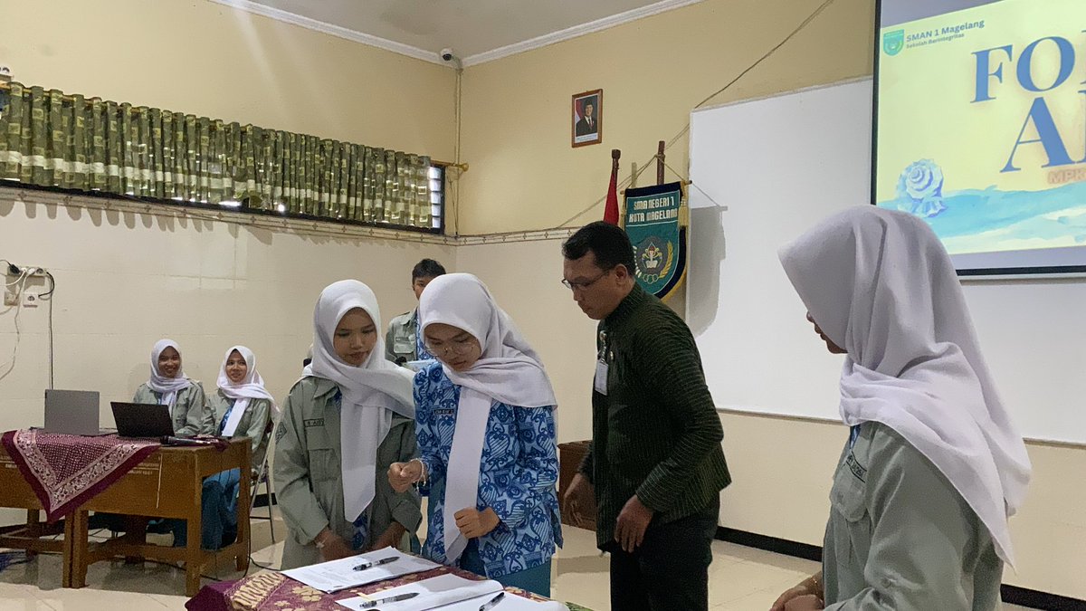 Pada Hari Kamis, 16 Oktober 2025 telah dilaksanakan Forum ABC di Aula SMA Negeri 1 Magelang.

Forum ABC ini merupakan forum pengenalan struktur kepengurusan MPK masa jabatan 2025/2026 dan penandatanganan MoU oleh seluruh ekstrakurikuler.

#ForumABC2025
#HUGOSMPK