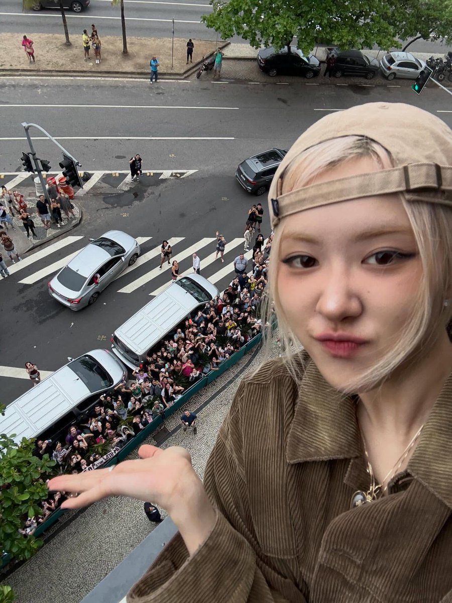 BLACKPINKBRASIL's tweet image. A ROSÉ POSTANDO FOTO COM OS B-BLINKS 😭😭😭😭😭😭