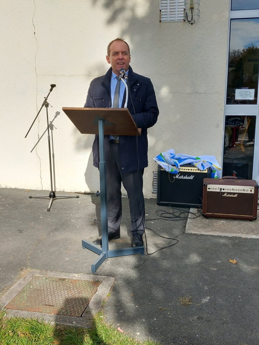 fbarusseau's tweet image. À Saint-Hilaire-de-Villefranche, le gymnase porte désormais le nom de Salle omnisports Alain Galteau.
Un hommage à un enseignant, maire et conseiller général qui a consacré sa vie à l’éducation, au service public et à son territoire.
Respect pour cet engagement exemplaire.