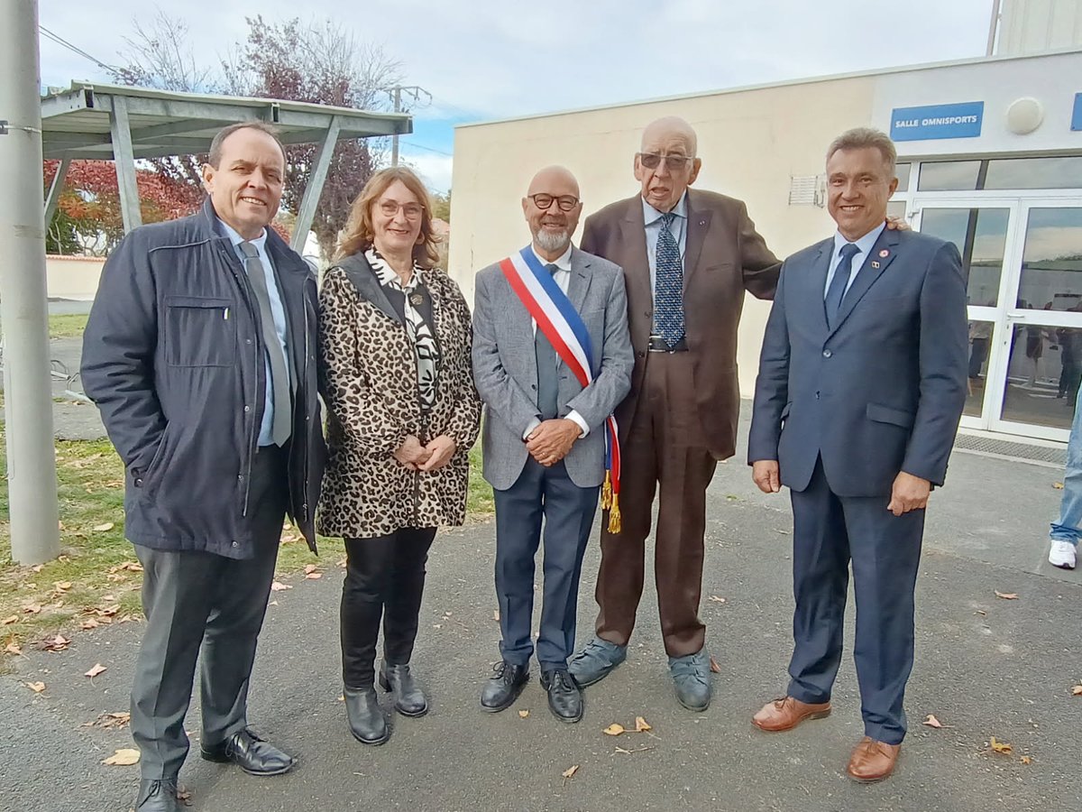 fbarusseau's tweet image. À Saint-Hilaire-de-Villefranche, le gymnase porte désormais le nom de Salle omnisports Alain Galteau.
Un hommage à un enseignant, maire et conseiller général qui a consacré sa vie à l’éducation, au service public et à son territoire.
Respect pour cet engagement exemplaire.