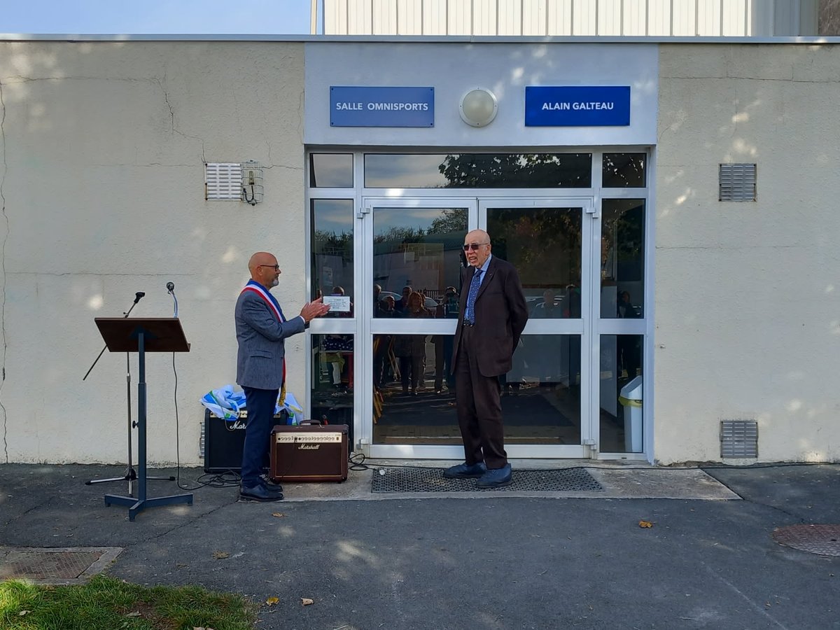 fbarusseau's tweet image. À Saint-Hilaire-de-Villefranche, le gymnase porte désormais le nom de Salle omnisports Alain Galteau.
Un hommage à un enseignant, maire et conseiller général qui a consacré sa vie à l’éducation, au service public et à son territoire.
Respect pour cet engagement exemplaire.
