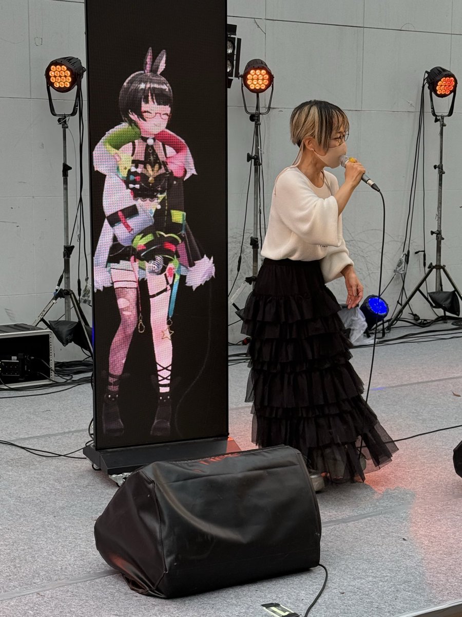 #たみーかわいい　
#マチアソビ　
モノリスのたみーちゃんを紹介する私。
たみーちゃんにつっこむ私。
たみーちゃんと一緒にお客様見てる私。

たみーちゃんがキャスター分浮いてるから少し背高く見えるけどほぼ縮尺同じでいけた！！✨✨色綺麗だよねえLED!