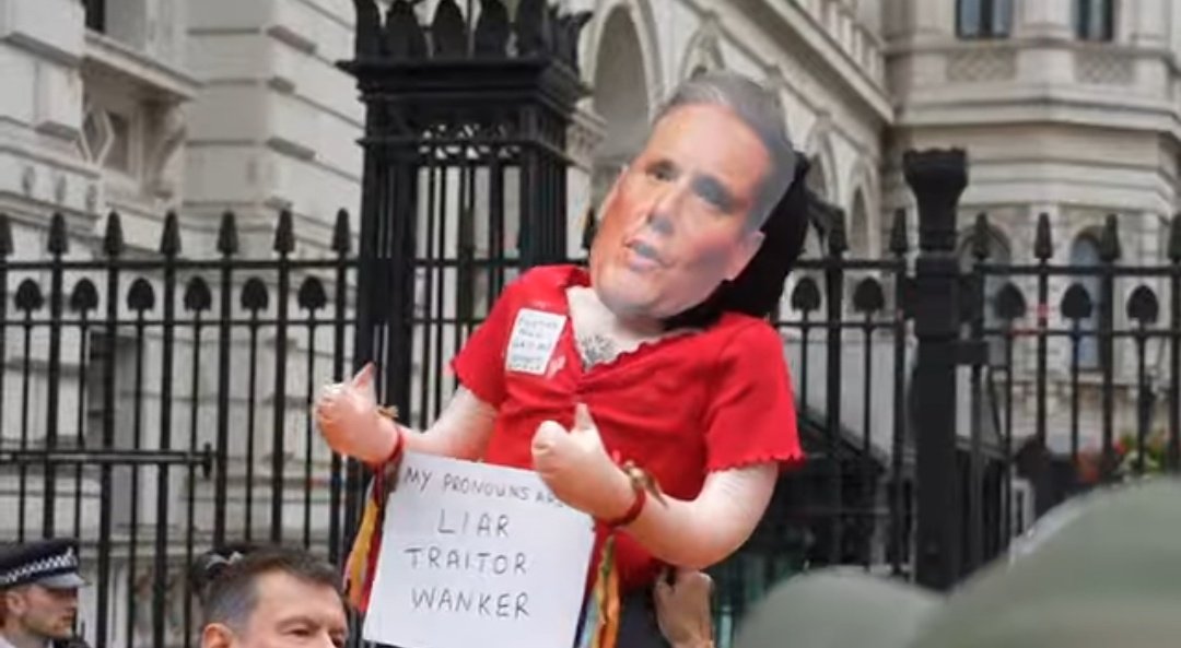 BROKENBRITAIN0's tweet photo. 🚨 1000s OF PEOPLE ARE NOW OUTSIDE NUMBER 10 DOWNING STREET TO OPPOSE DIGITAL ID❗️

CHANTS OF "KEIR STARMER IS A W⚓️" AND "DO NOT COMPLY WITH DIGITAL ID" CAN BE HEARD ⚠️

@Keir_Starmer THE MESSAGE IS CLEAR, WE DO NOT WANT YOUR DIGITAL PRISON 🇬🇧 https://t.co/Cs7SjA6lcK