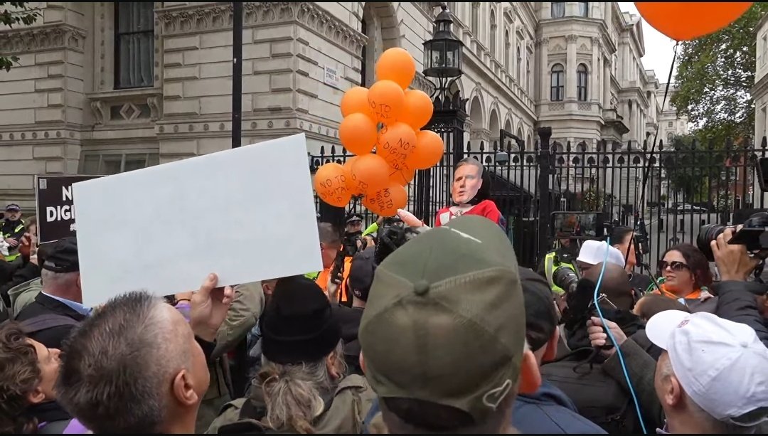 BROKENBRITAIN0's tweet photo. 🚨 1000s OF PEOPLE ARE NOW OUTSIDE NUMBER 10 DOWNING STREET TO OPPOSE DIGITAL ID❗️

CHANTS OF "KEIR STARMER IS A W⚓️" AND "DO NOT COMPLY WITH DIGITAL ID" CAN BE HEARD ⚠️

@Keir_Starmer THE MESSAGE IS CLEAR, WE DO NOT WANT YOUR DIGITAL PRISON 🇬🇧 https://t.co/Cs7SjA6lcK