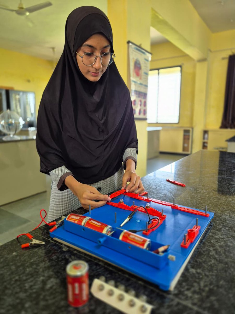 thehanifaschool's tweet image. @ZuberGopalani Hanifa School Grade 10 students at Hanifa School explored Resistance using bulbs, batteries &amp;amp; kits — understanding how electric current behaves in series and parallel circuits ⚡🔋💡
#HanifaSchool #ScienceActivity #PhysicsInAction #LearningByDoing #Borsad