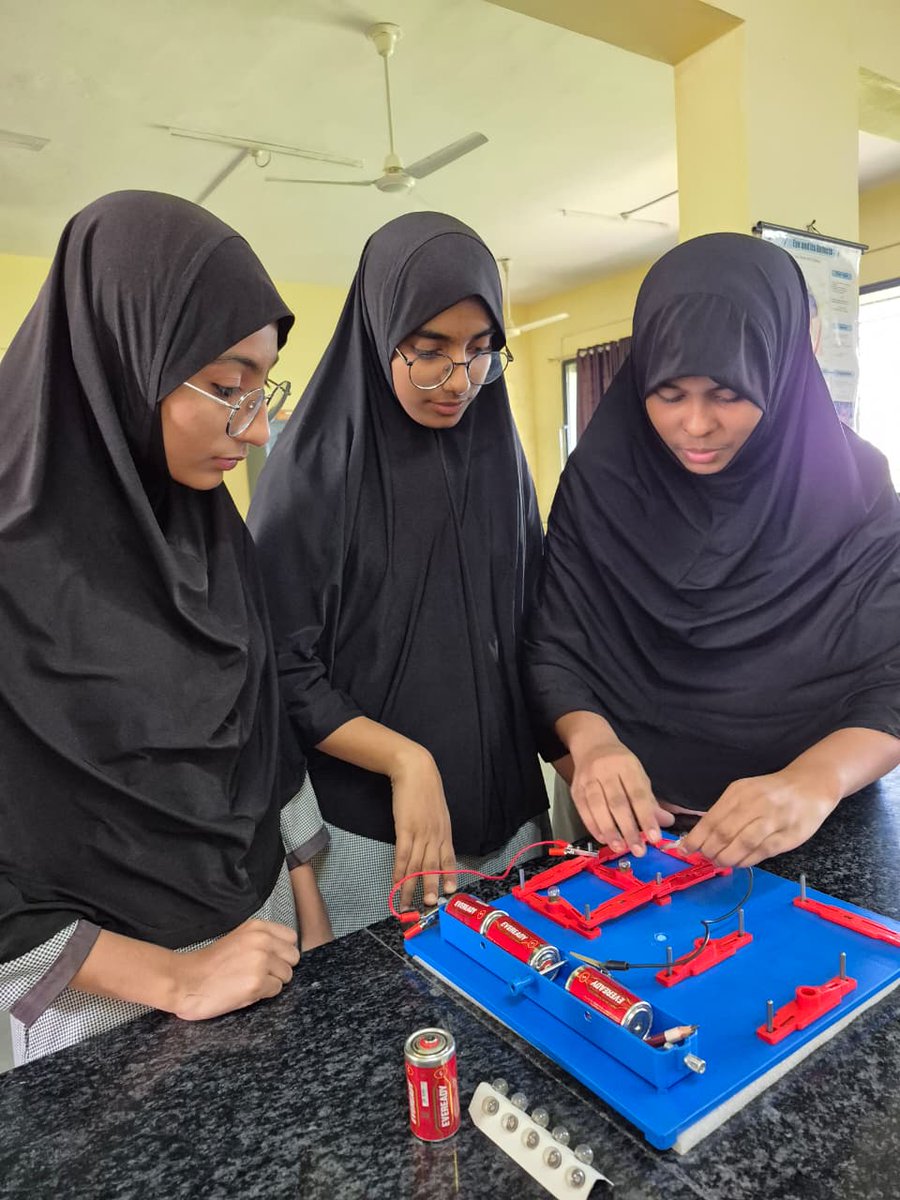 thehanifaschool's tweet image. @ZuberGopalani Hanifa School Grade 10 students at Hanifa School explored Resistance using bulbs, batteries &amp;amp; kits — understanding how electric current behaves in series and parallel circuits ⚡🔋💡
#HanifaSchool #ScienceActivity #PhysicsInAction #LearningByDoing #Borsad