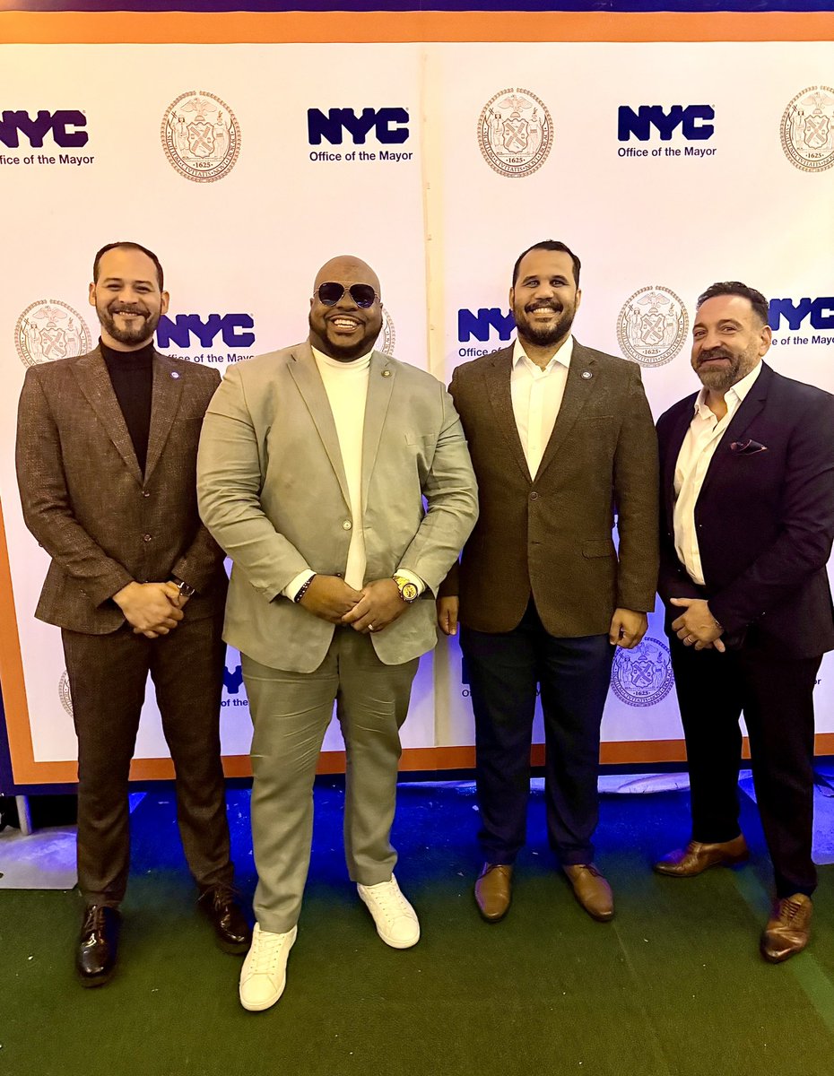 ColonPartners's tweet photo. ¡Un honor celebrar la #HerenciaHispana en la Gran Manzana!
Nuestro Gerente General, @XisconRD, asistió a la recién efectuada recepción oficial ofrecida por la Alcaldía de la ciudad de Nueva York, en la histórica Gracie Mansion.
#ColonAndPartners #NYC #Diversity #NewYorkCity https://t.co/p5A82uVXlo