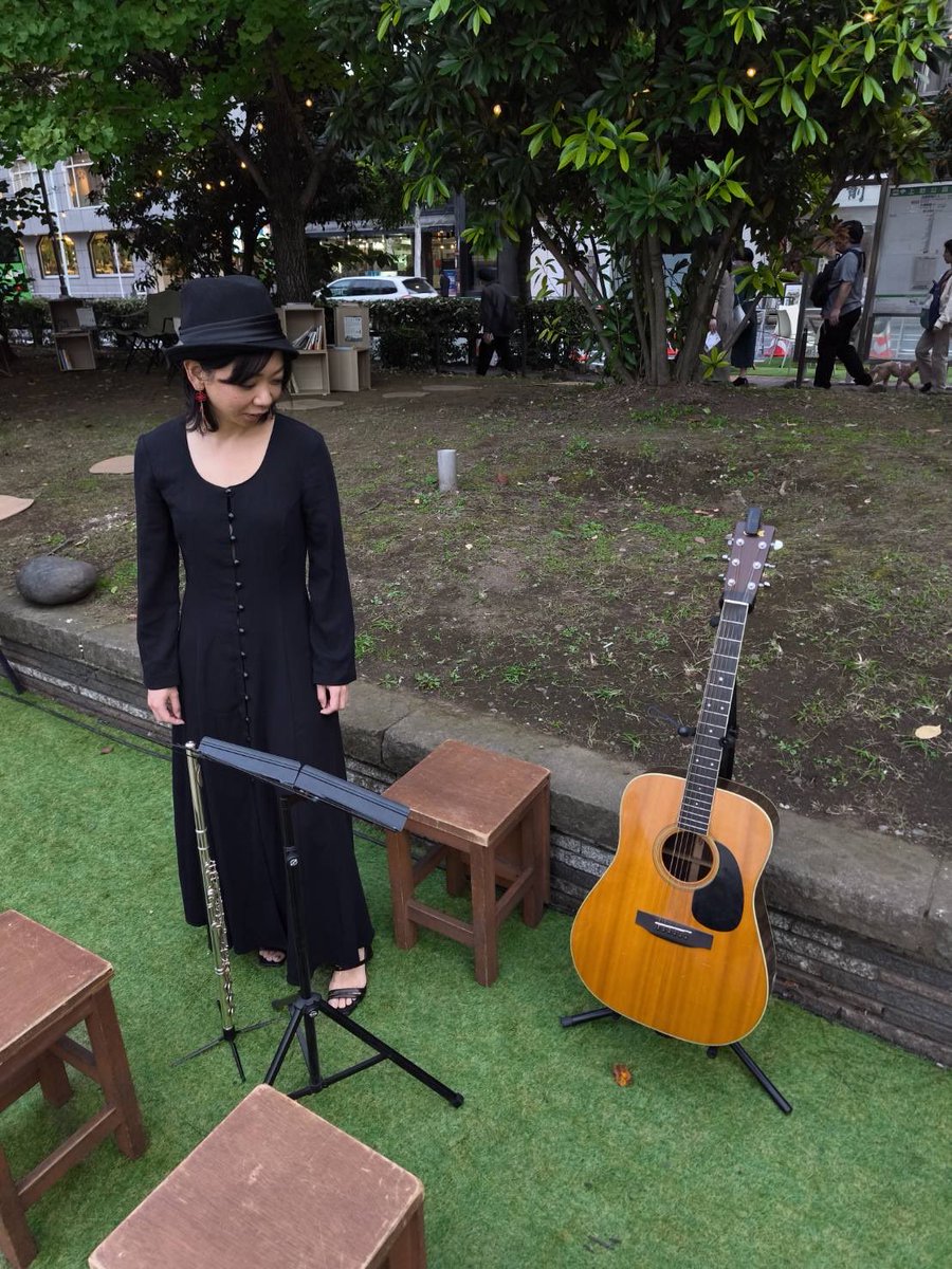 不忍池ブックカフェ2025 池のほとりの本のみち、1日目、お陰様の大盛況で終了。
明日は10時〜17時で出店、
朗読は12:30〜＆15:30〜
風や虫の音を聴きながら呑む酒やコーヒーは、格別ですよ‼︎