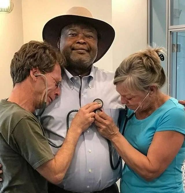 PicturesFoIder's tweet image. Two parents listening to the heartbeat of their 23-year-old son’s transplanted heart.