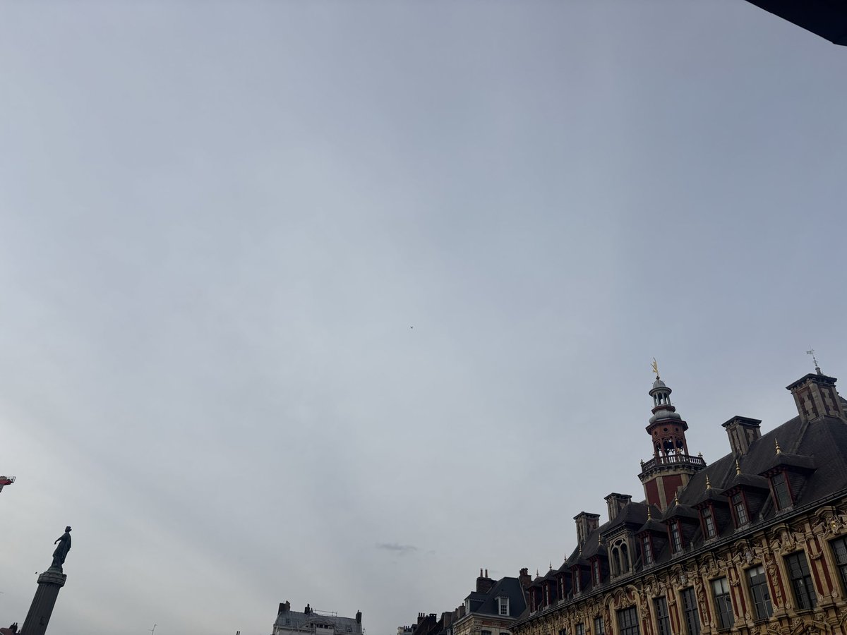 etre lilloise c’est entendre sa pote dire "ptn jss grave éblouie" alors que le ciel a cette couleur
