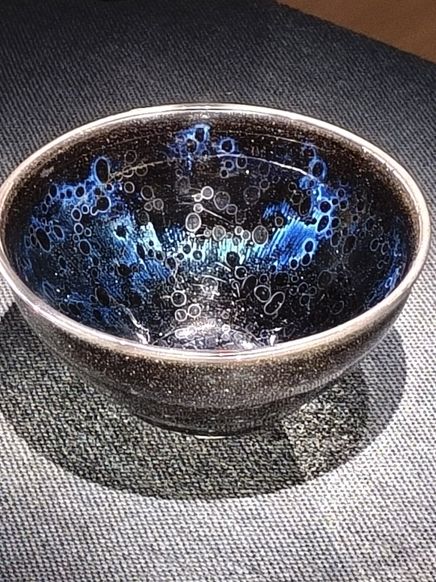 藤田美術館で、国宝の曜変天目を見てきた。すごいとしか言いようがない。そしてめちゃくちゃ写真が綺麗に撮れる。ガラスが透明過ぎて、あるのかないのかわからんって瞬間がある。更に自分が写り込まない！すごい！これ完全に写真撮影前提のセッティングだよな