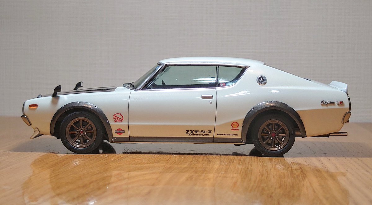 ケンメリスカイラインに
デカールワークを施しました。
車検ステッカーとか、
有鉛ガソリンマークとか、
ケンメリロゴとか...
これで完成とします。

これから
ディスプレイ台を
作ってみます。

#ハセガワ
#日産
#スカイライン
#ケンメリ