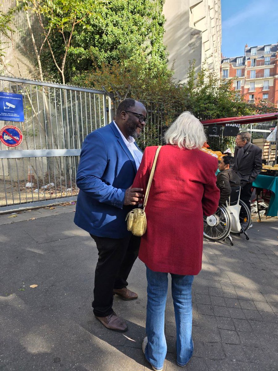 Encore et toujours au contact des habitantes et  habitants  de #Paris20. 

L'incertitude politique que nous traversons   à #Paris comme à en #France  nécessite dialogue et écoute sur le terrain.👂