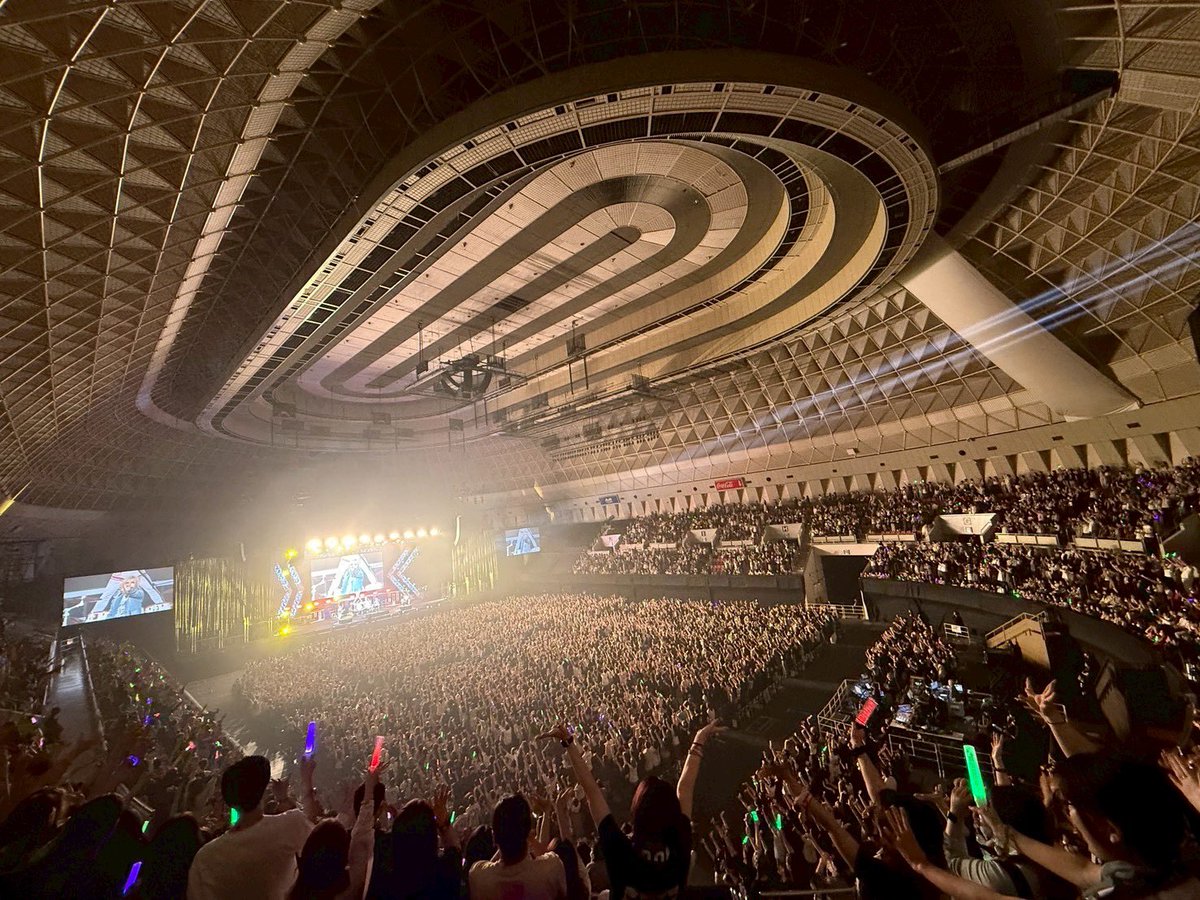 kiryuintw's tweet photo. ゴールデンボンバー全国ツアー「喜矢武豊」神戸ワールド記念ホール1日目でした！デカい…デカ過ぎる！皆さん本当に御来場ありがとうございます😭楽しんでいただけるよう全力でお届けしました🙏
しっかり回復して明日に備えます🛌
明日19(日)の当日券は下記ページで販売中です
https://t.co/lfGSY6SBp1 https://t.co/5OMmHJWb85