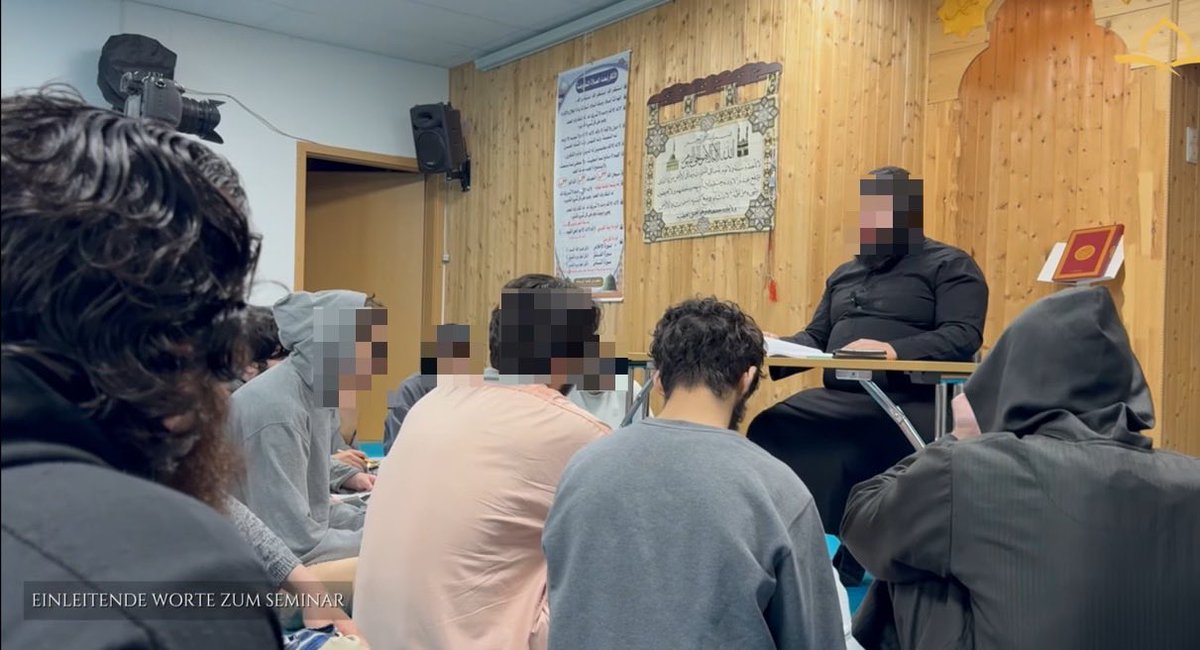 luk_bre's tweet image. Im März fand in einer Moschee in #Gütersloh ein Treffen der radikalen #Salafisten-Gruppe #NuralIlm (#Bremen) statt. Die Behörden vor Ort wussten im Vorfeld offenbar nichts. Wieso konnten die #Islamisten ihr Seminar in #OWL durchführen? Eine Recherche: 1/4
nw.de/nachrichten/zw…