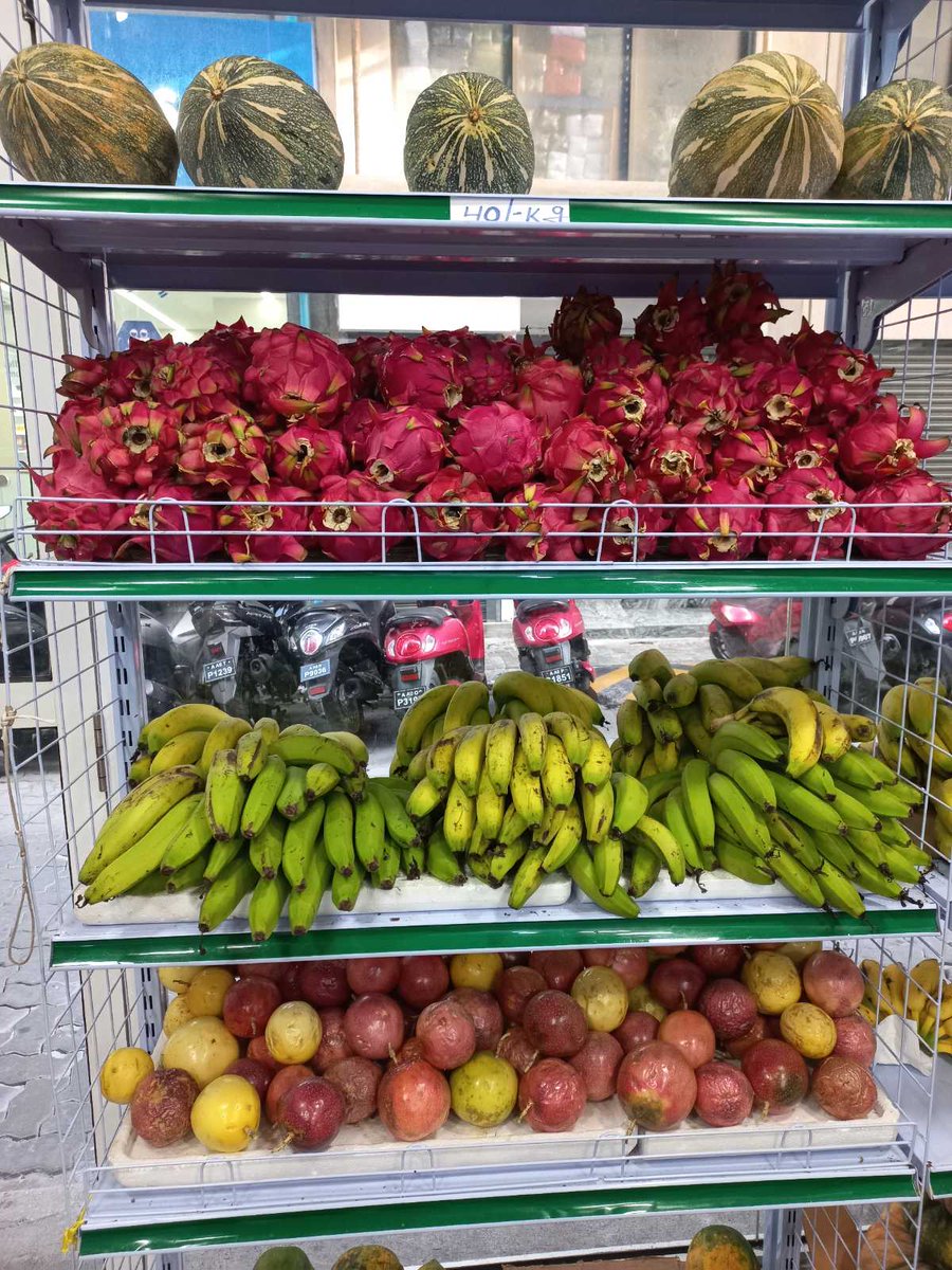 ސީނު ގްރޯސަރީއަށް އަނެއްކާވެސް މިވަނީ ޑްރެގަންފްރުޓްގެ އާ ސްޓޮކް ލިބިފައި. މިއަށްވުރެ ތާޒާ ޑްރެގަންފުރުޓެއް މި މާލެއަކުން ނުލިބޭނެ. ސީދާ ދިވެހިރާއްޖޭގައި އުފައްދާ ރަހަމީރު ޑްރެގަންފްރުޓް. މި ފިހާރައިގައި ދިވެހި ތާޒާ ފެޝަންފުރުޓާއި ދޮންކޭލާއި ބަރަބޯ ވެސް އެބަހުރި.

ލޮކޭޝަން: