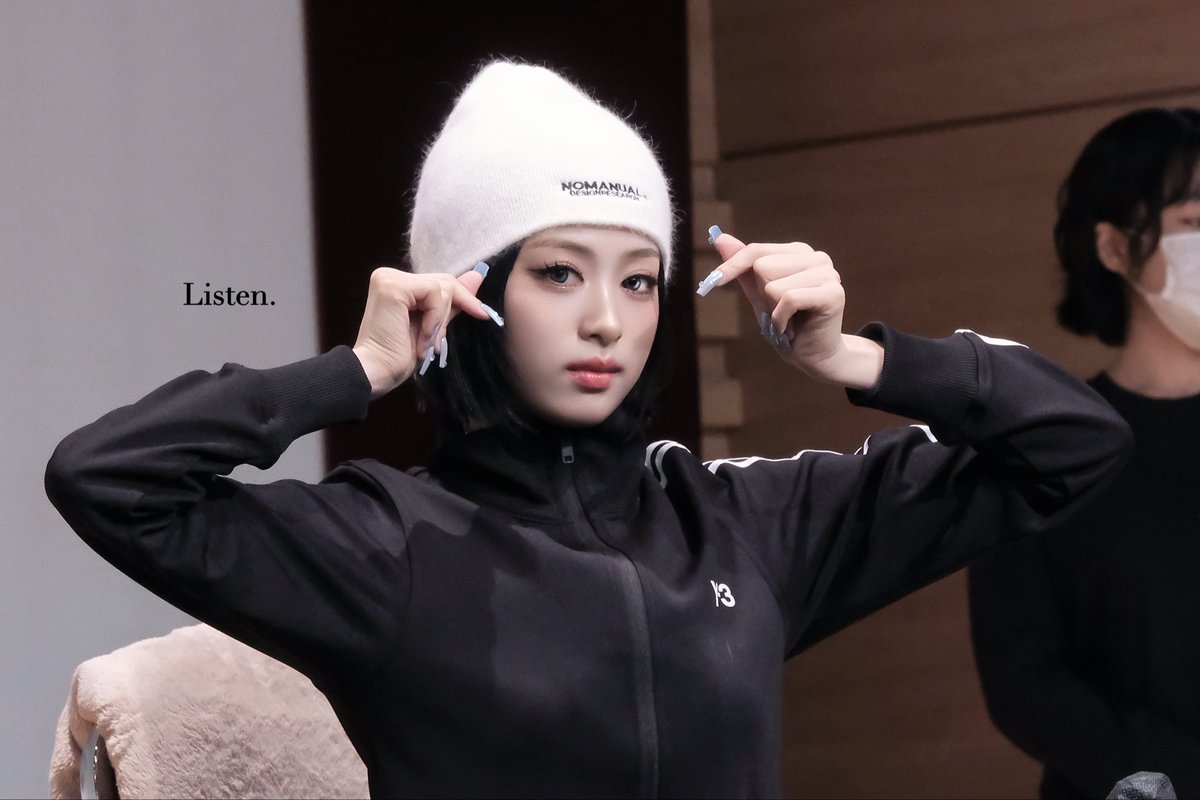 Listento_0411's tweet photo. 251018 wm판사

멋진 언니

#AHYEON #아현
#BABYMONSTER #베이비몬스터 https://t.co/U2YylQps29