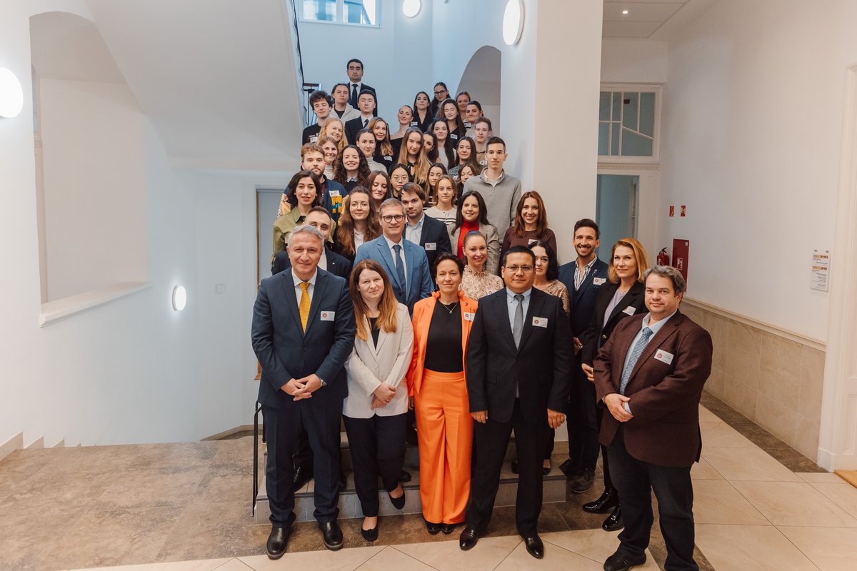 Dijital Dünyada İnsan Ticaretiyle Mücadeleye Dair Milletlerarası Ceza Hukuku Toplantısı
cezakriminoloji.istanbul.edu.tr/tr/haber/dijit…