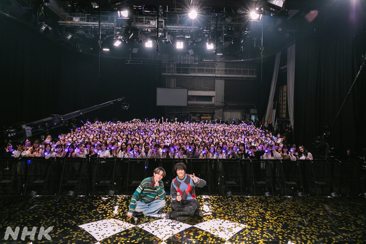 nhk_venue101's tweet photo. ＼NOW ONAIR／

👑Venue101 Presents #KingandPrince LIVE SPECIAL👑

ライブ終わりに
ファンの皆さんとスタジオで記念撮影📸

放送は
25日（土）23:30まで見逃し配信中📺

NHK ONEで
King &amp; PrinceのSPライブを何度でも👀
https://t.co/c9s1ZEvEKj https://t.co/X3IqmsCqWl