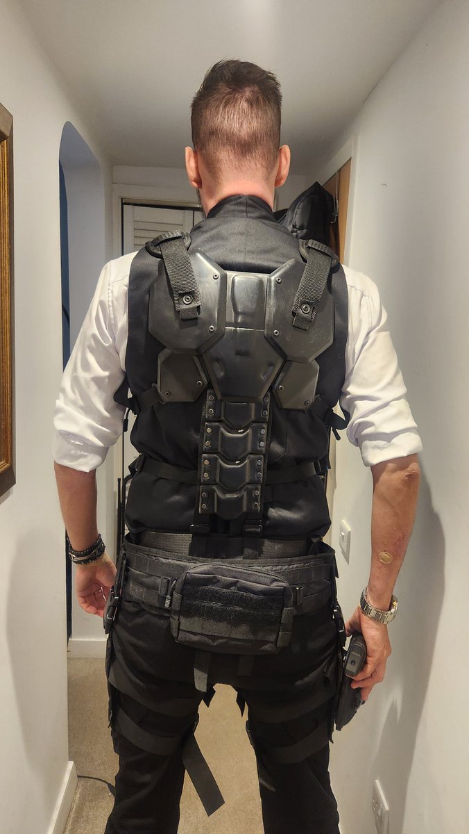 Installation001's tweet photo. Commander Smith, ONI Section 3. This has been a fun build. Custom-tailored waistcoat, Up-Armoured Panels and some tasty accessories. Commander Smith will be at HCS as a security detail for the Master Chiefs' MJOLNIR Helmet. It is sensitive materiel, after all. https://t.co/4HrlWnlktm