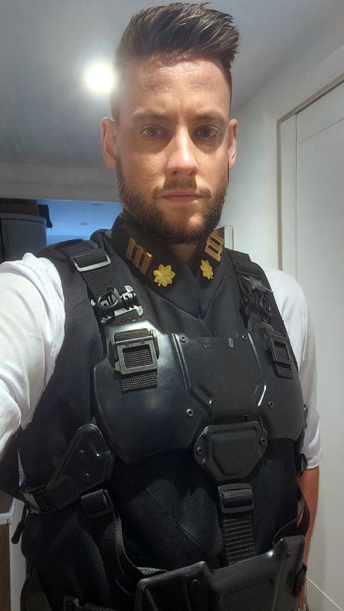 Installation001's tweet photo. Commander Smith, ONI Section 3. This has been a fun build. Custom-tailored waistcoat, Up-Armoured Panels and some tasty accessories. Commander Smith will be at HCS as a security detail for the Master Chiefs' MJOLNIR Helmet. It is sensitive materiel, after all. https://t.co/4HrlWnlktm