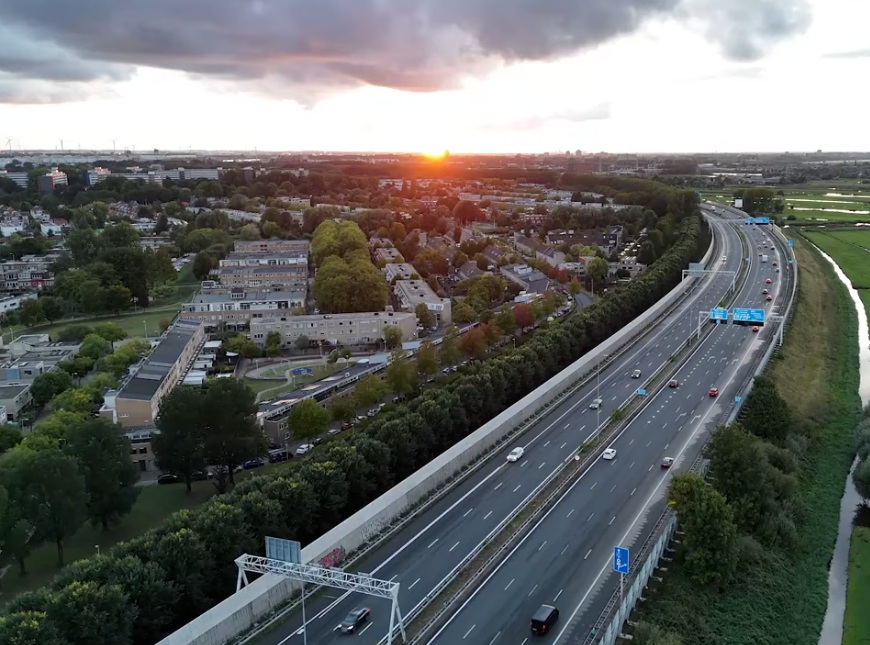 Op de A10 Noord #Amsterdam werken we aan de vervanging van geluidsschermen. Daarbij zetten we een bijzondere innovatie in: de Go-Barry. Deze op afstand bestuurbare barrier zorgt ervoor dat wegwerkers veilig hun werk kunnen doen, terwijl verkeer doorrijdt. youtube.com/watch?v=OGfNYk…