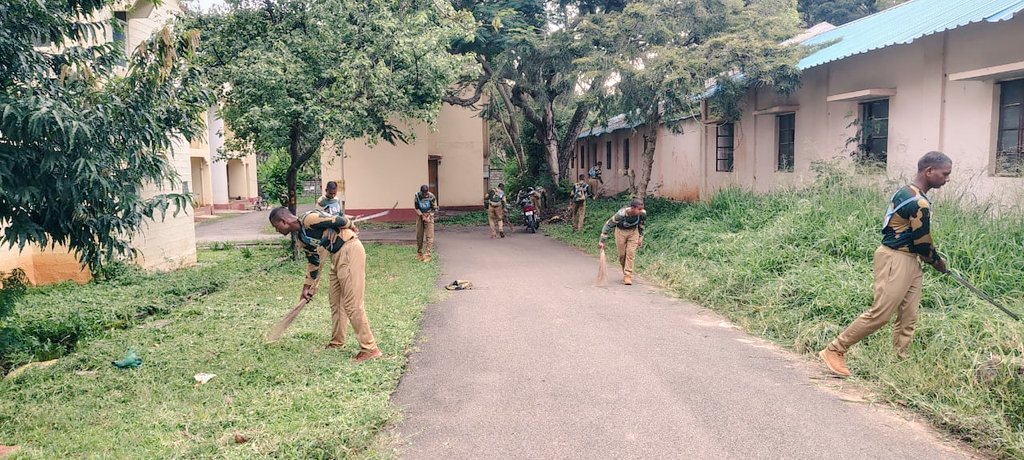 stcbsfbangalore's tweet image. सीमा सुरक्षा बल - सर्वदा सतर्क        
Glimpses of Cleaning Drive — united for a cleaner, greener tomorrow!

#जीवनपर्यन्तकर्त्तव्य
#SwachhataPakhwada #CleanlinessDrive
 #EcoFriendly
@SwachhBharat
@MoHUA_India
@MoJSDDWS
@SwachhBharatGov
@BSF_India
@BSF_ANO_Command