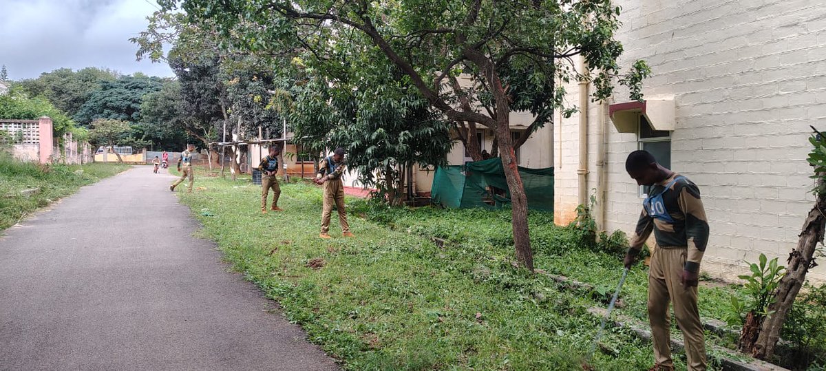 stcbsfbangalore's tweet image. सीमा सुरक्षा बल - सर्वदा सतर्क        
Glimpses of Cleaning Drive — united for a cleaner, greener tomorrow!

#जीवनपर्यन्तकर्त्तव्य
#SwachhataPakhwada #CleanlinessDrive
 #EcoFriendly
@SwachhBharat
@MoHUA_India
@MoJSDDWS
@SwachhBharatGov
@BSF_India
@BSF_ANO_Command