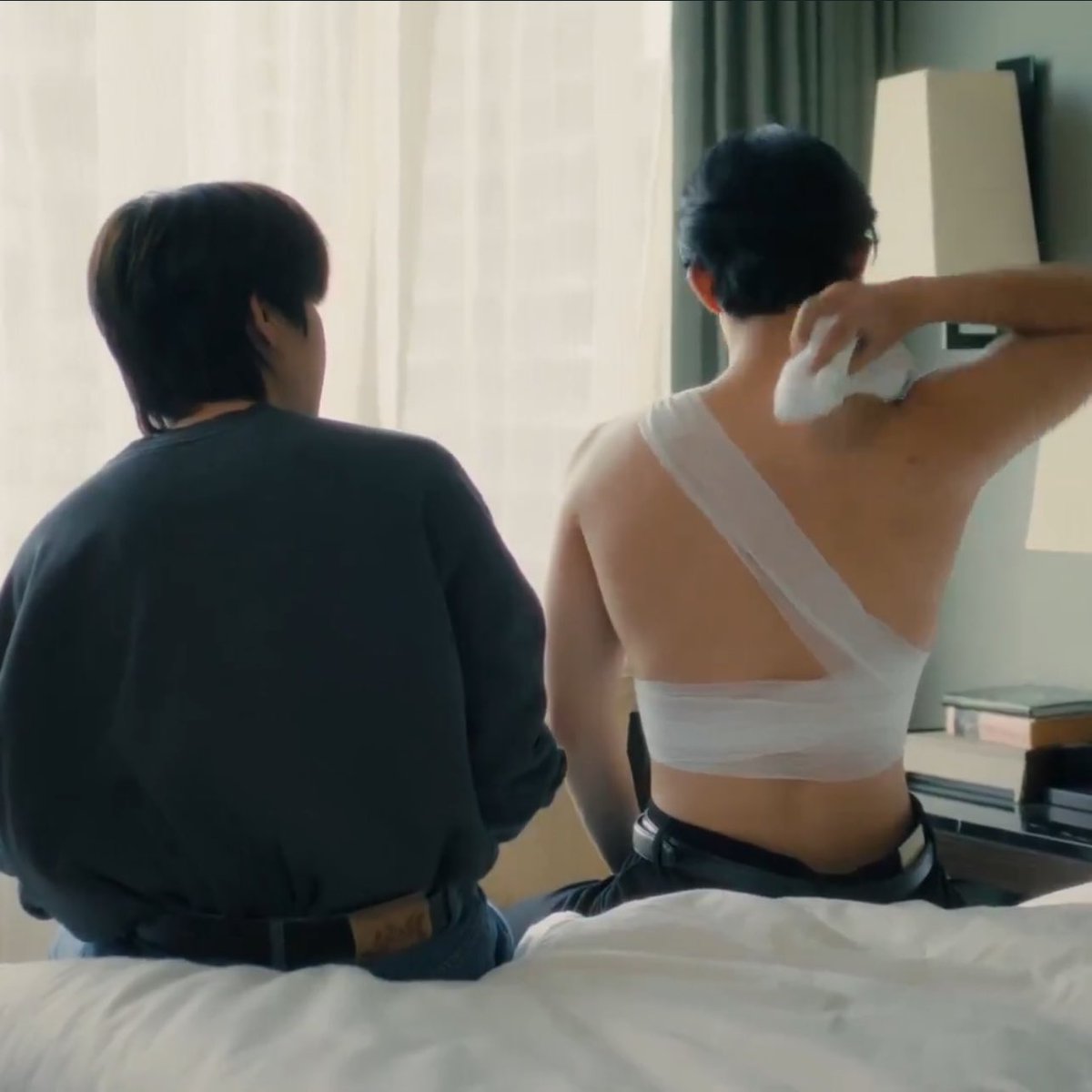 suhjyanigf's tweet image. from the front to the back, he&apos;s so damn sexy, how is that possible???

#RevampSeriesEP9 #barcodetin