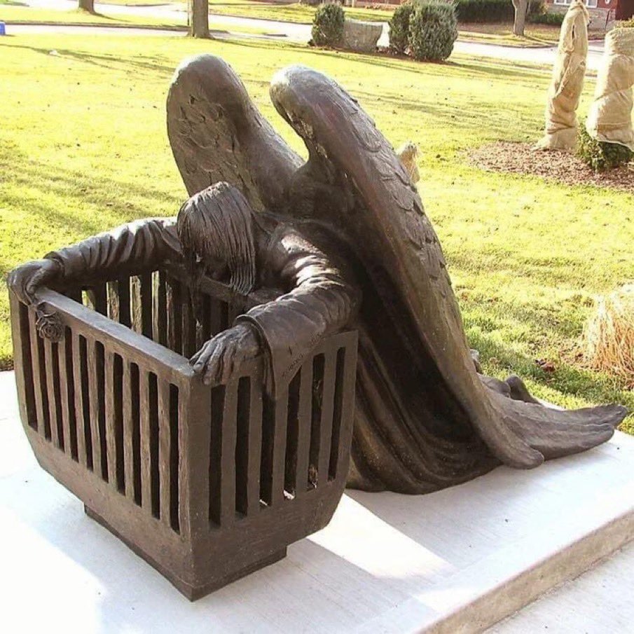 iarsuaga's tweet image. El ángel de la guarda llora junto a la cuna del niño abortado que se suponía que debía proteger. 
Arte #provida