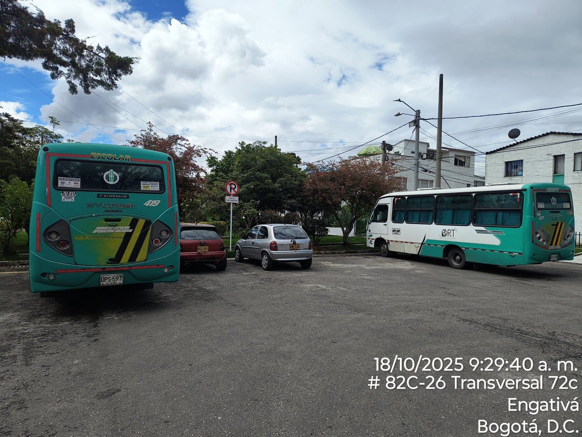 Hola <a href="/luciabastidasu/">Lucía Bastidas Ubate</a>  <a href="/VictorHuertasP/">Víctor Hugo Huertas Prada</a> <a href="/SectorMovilidad/">Movilidad Bogotá</a> es necesario que el señor dueño de dos busetas, dos carros y demás dueños respeten la señal de tránsito es necesario una visita. Es un volteadero no parqueadero.