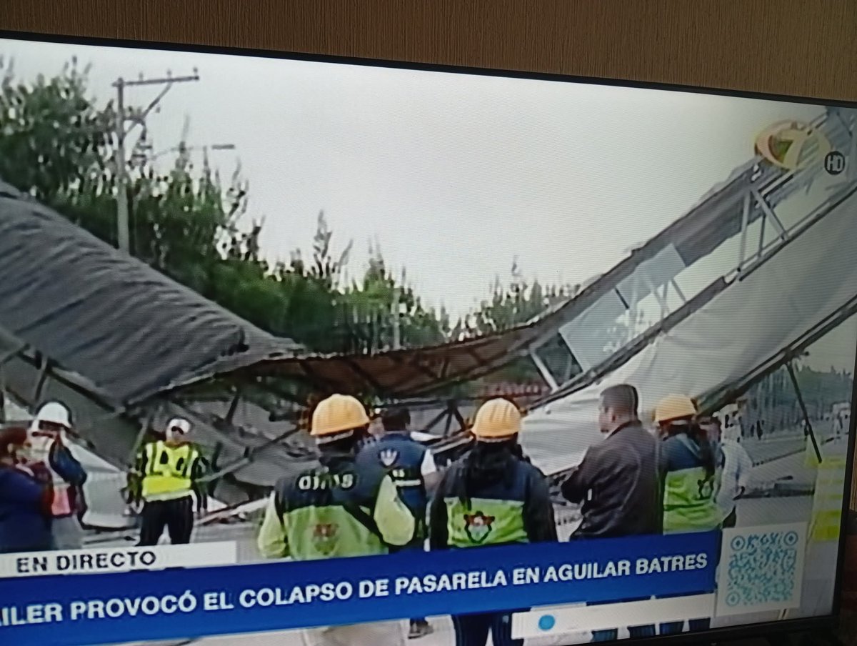Otro Tráiler haciendo su gracia, ahora en la Calzada Raúl Aguilar Batres.
El anillo regional nunca se construyó y el transporte pesado usa las principales arterias del país. 
¿Cuándo entenderemos que necesitamos estadistas en las municipalidades? 
#AguilarBatres