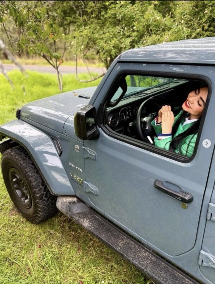 eljovenzeus's tweet photo. —¿Cuánto gana un delegado del Bienestar en un municipio de Puebla?
—Al rededor de 20 mil pesos al mes.
—¿Eso alcanza para viajar a Las Vegas, Disneylandia, comprar bolsas de lujo y estrenar una camioneta Jeep?
—Solo en el municipio de Libres que son muy ahorradores.👇🏻👇🏻 https://t.co/5UYPkGH4Ra