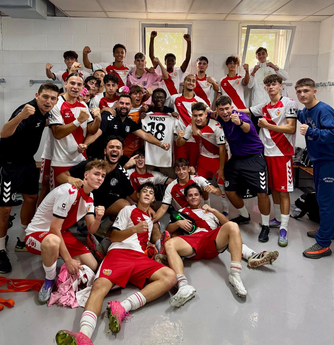 🙌🤩GRAN VICTÒRIA del Juvenil B que es situa líder a Preferent després del +3 d’avui!🤗

L’equip de <a href="/DanieGonzalez21/">Daniè Gonzalez</a> segueix signant un inici de lliga brutal!

Moltes felicitats!👏🔝

<a href="/CELHFutbolBase/">CE L'Hospitalet Futbol Base</a> 3-0 <a href="/CFDamm/">Club de Futbol Damm</a> 
⚽ Gio
⚽ David
⚽ Jason

#SomhiHospi #Somfutur⚪️❤️